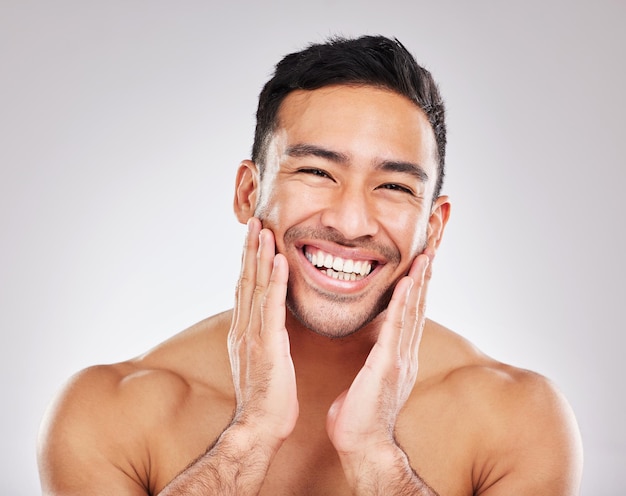 Douceur d'un homme macho Portrait en studio recadré d'un beau jeune homme posant sur un fond gris