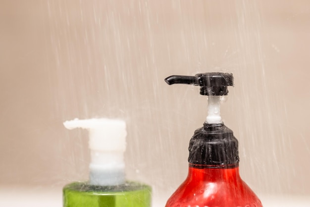 Douche sur la bouteille de shampooing et de lavage du corps