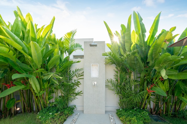 douche extérieure dans la maison