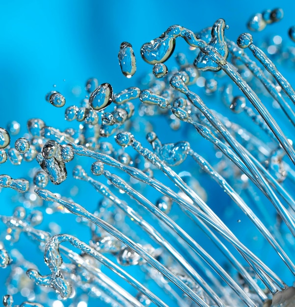 Douche avec gouttes d'eau sur fond bleu.