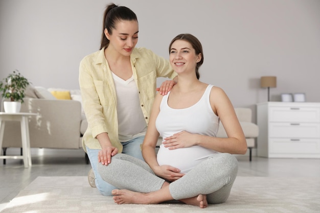 Doula travaillant avec une femme enceinte dans le salon Préparation à l'accouchement