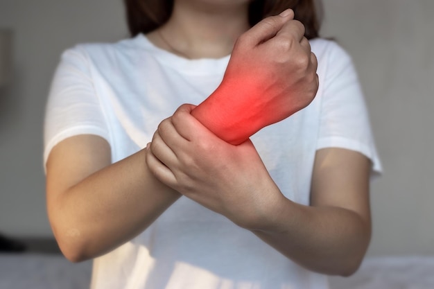 Douleur à l'articulation du poignet d'une femme asiatique