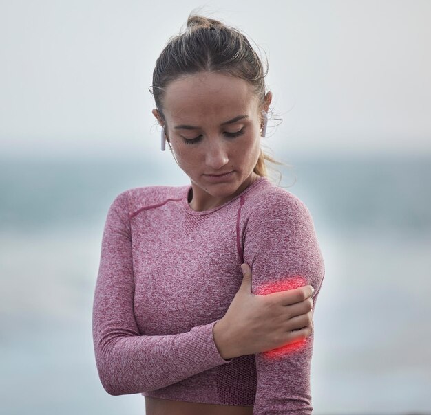 Photo douleur au bras fitness et entraînement femme avec blessure à l'exercice médical en plein air d'inflammation musculaire bien-être du coureur et athlète avec un accident d'entraînement et un problème de santé corporelle dans la nature après le sport