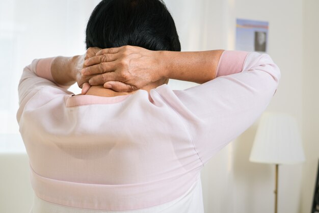 Douleur au cou et aux épaules de la vieille femme, problème de santé du concept senior