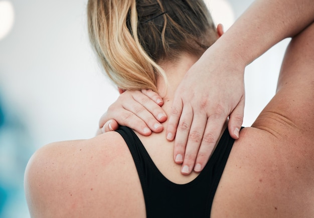 Douleur au cou causée par une blessure sportive et gros plan avec une femme à la piscine pour l'entraînement physique et la santé Urgence de premiers secours et accident avec la personne et problème d'inflammation et de bien-être des douleurs musculaires