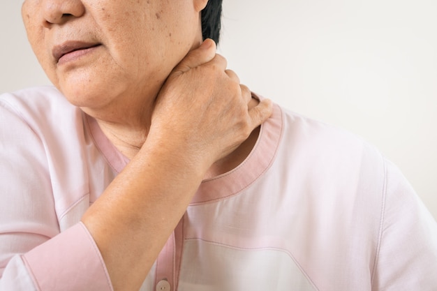 Douleur au cou et à l'épaule de la vieille femme, problème de santé du concept senior