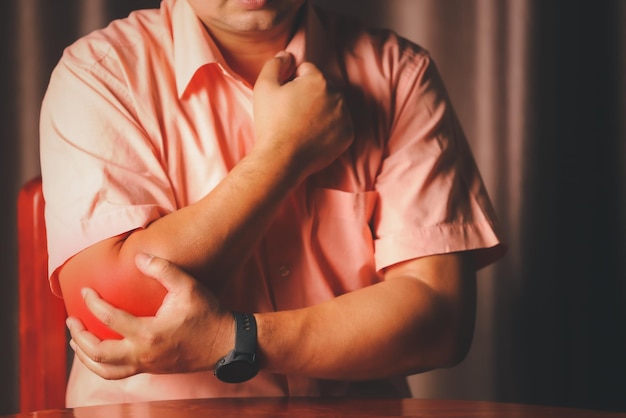 Douleur au coude homme Douleur au bras