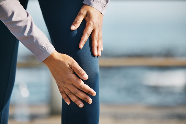 Douleur au genou mains et blessure à la course fitness en plein air et personne avec urgence médicale et inflammation Tension musculaire ostéoporose ou fibromyalgie avec jambes en santé et exercice avec espace de maquette