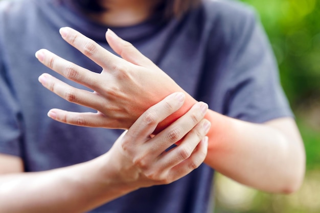 Photo douleur au poignet chez la femme à cause de l'utilisation répétée des mains pendant une longue période