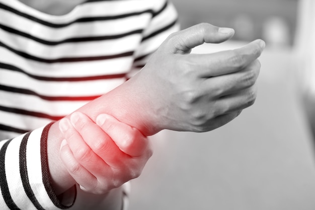 La douleur au poignet est l'un des symptômes qui peuvent indiquer de nombreuses maladies, notamment la goutte, la polyarthrite rhumatoïde, l'arthrose et le LED.