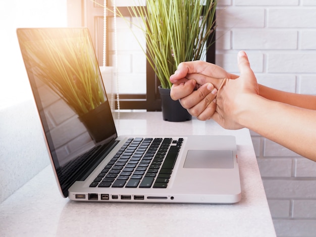 Douleur Aux Doigts, à La Paume Et Aux Mains Due Au Travail Avec Un Ordinateur Portable, Inflammation Des Nerfs Et Des Articulations, Symptôme De Polyarthrite Rhumatoïde Ou Syndrome De Bureau.