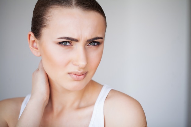 Douleur. Belle jeune femme se sentant malade et a mal au cou