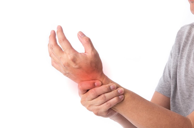Photo douleur douloureuse de la main symptômes d'entorse et d'arthrite homme d'âge moyen tenant sa main blessée