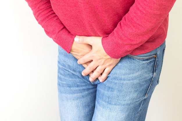 Douleur à l'entrejambe du jeune homme. Prostate, problème de vessie, infection ou autre concept de problème médical