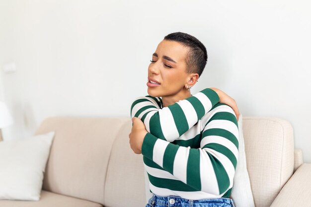 Photo douleur à l'épaule douleur au bras supérieur jeune femme avec un problème musculaire