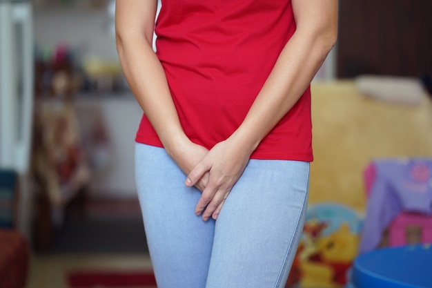 Douleur fille à l'aine