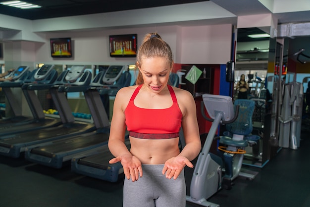 Douleur à la main par un exercice de musculation en salle de gym