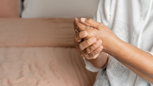 Douleur à la main de la vieille femme, problème de santé du concept senior