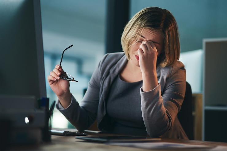 Photo douleur mal de tête et femme d'affaires au bureau fatiguée ou fatiguée en travaillant tard dans la nuit sur ordinateur migraine d'épuisement professionnel et personne de sexe féminin souffrant de dépression, d'anxiété ou de brouillard cérébral, de stress et d'échéance