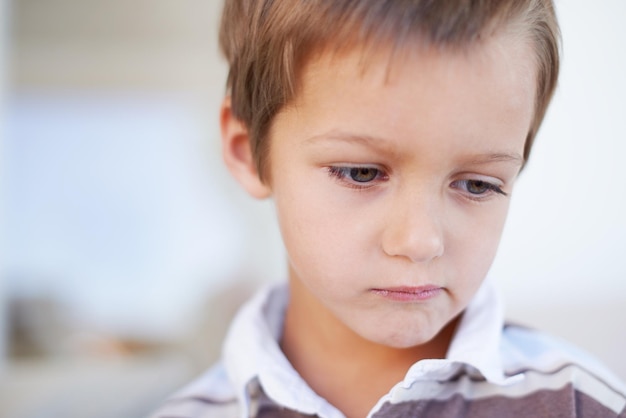 La douleur n'est jamais plus facile. Portrait d'un petit garçon malheureux.