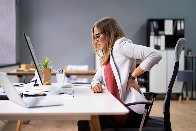 Douleurs au dos Mauvaise posture Femme assise