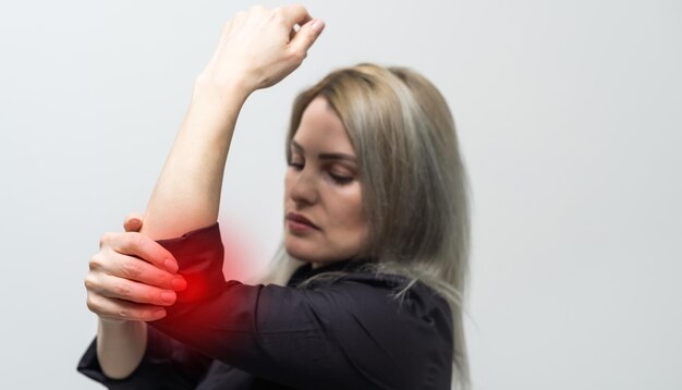 Photo douleurs au poignet mains douloureuses avec des taches rouges en gros plan fracture du mollet syndrome de l'arthrite au bureau santé