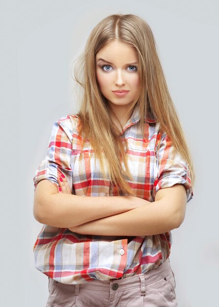 Doute et soupçons Jeune femme pensant