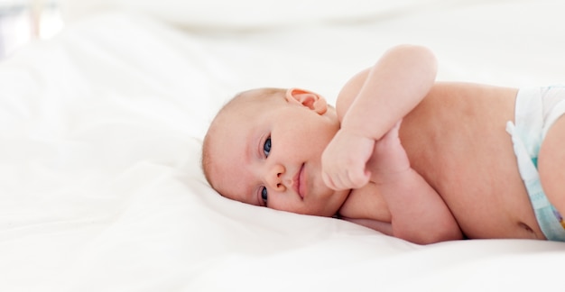 Doux bébé couché dans son lit