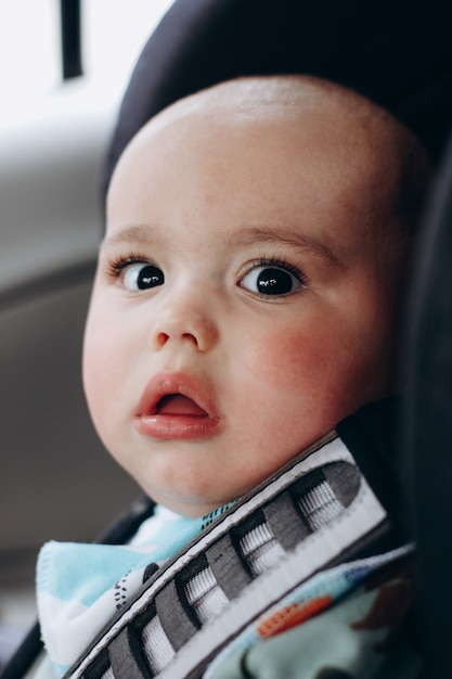 Doux Bébé Dans La Voiture Est Assis Dans Un Siège Enfant. Une Conduite Sûre. Soins Bébé