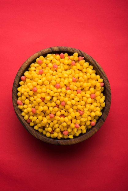 Doux Boondi ou Bundi sous forme brute, ingrédient principal de Motichoor laddoo ou peut manger tel quel. Cuisine indienne. Servi dans un bol. Mise au point sélective