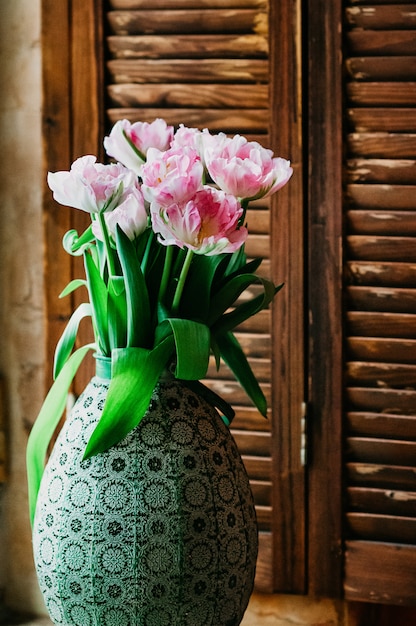 Un doux bouquet de fleurs dans un vieux vase