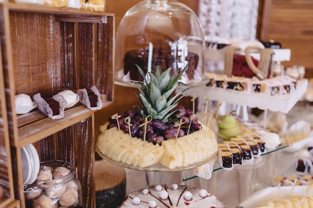 Doux buffet de fête, fruits, casquettes, macaronis et beaucoup de bonbons