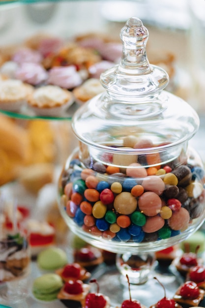 Doux buffet de fête, fruits, casquettes, macaronis et beaucoup de bonbons