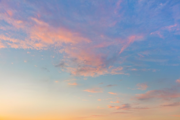 Doux ciel naturel au coucher du soleil avec des nuages légers et des couleurs pastel