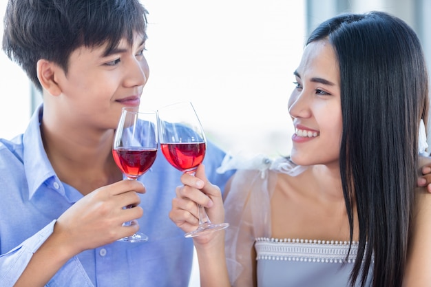 Doux couple ayant un déjeuner romantique et boire du vin