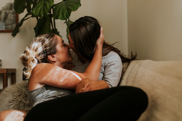 Doux couple lesbien sur le canapé