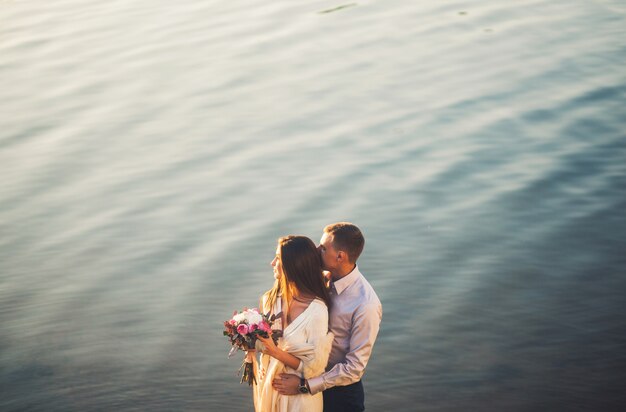 Doux couple sur la rivière