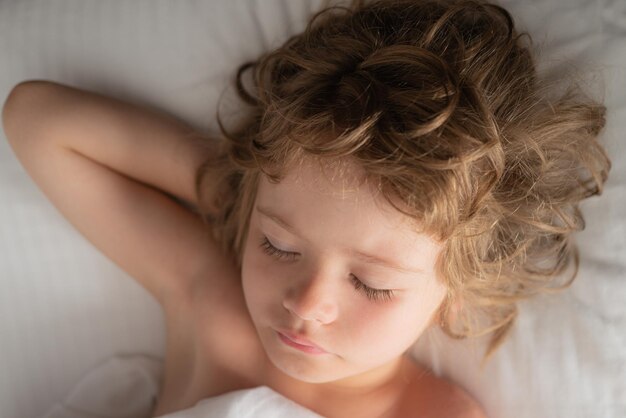 Doux enfants endormis enfant dormant dans son lit petit enfant dormant les yeux fermés