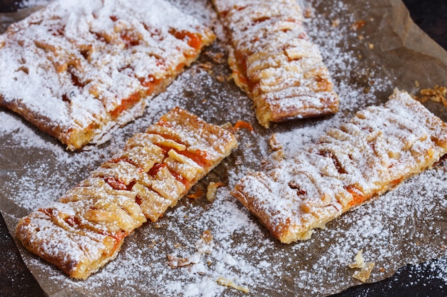 Doux feuilleté à la citrouille, saupoudré de sucre en poudre.