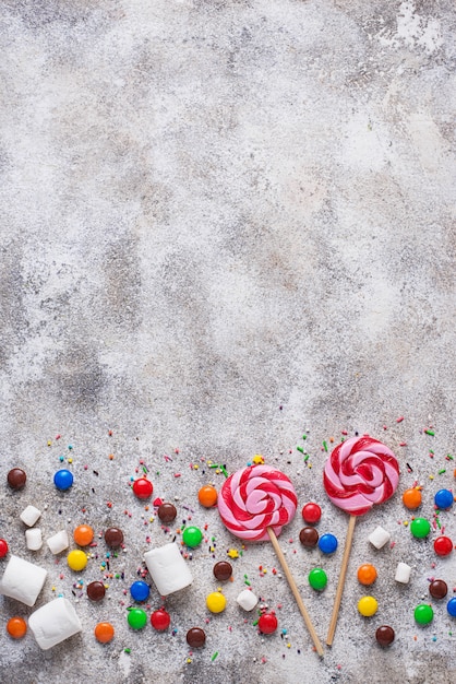 Photo doux fond avec sucette, bonbons et guimauve