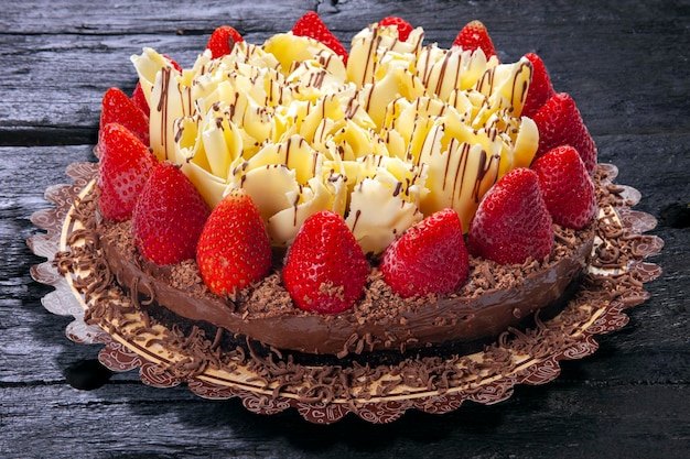 Doux fusion gâteau au chocolat avec des fraises