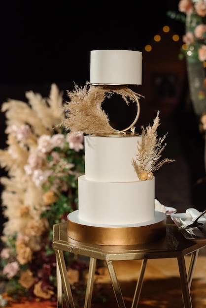 Doux gros gâteau de mariage blanc