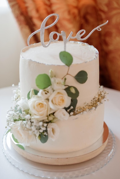 Doux gros gâteau de mariage blanc