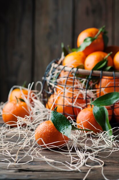 Doux mandarines fraîches sur la table vintage