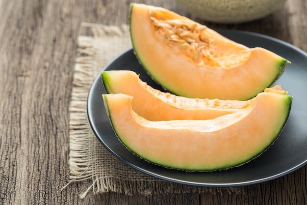 Doux melon sucré sur la vieille table en bois