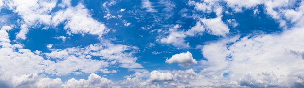 Doux nuage blanc contre le ciel bleu