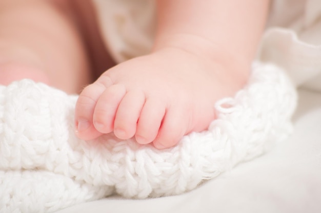 Photo doux pieds de bébé nouveau-né