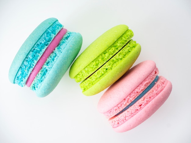 Doux trois macarons aiment le blanc