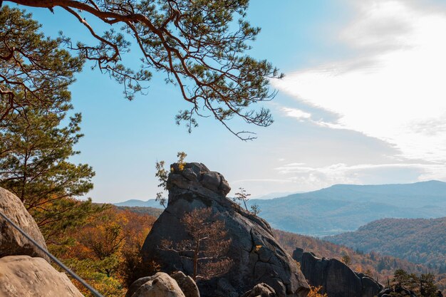 Dovbush rocks point de repère de la saison d'automne