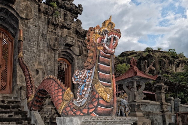 Dragon à L'extérieur De La Porte D'entrée Du Temple De Bali